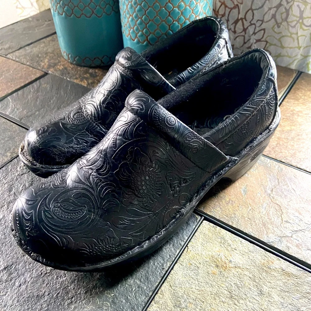 B.O..C. EUC embossed floral clogs. Marked 7M but fit like a 6M with socks on. - Picture 2 of 7